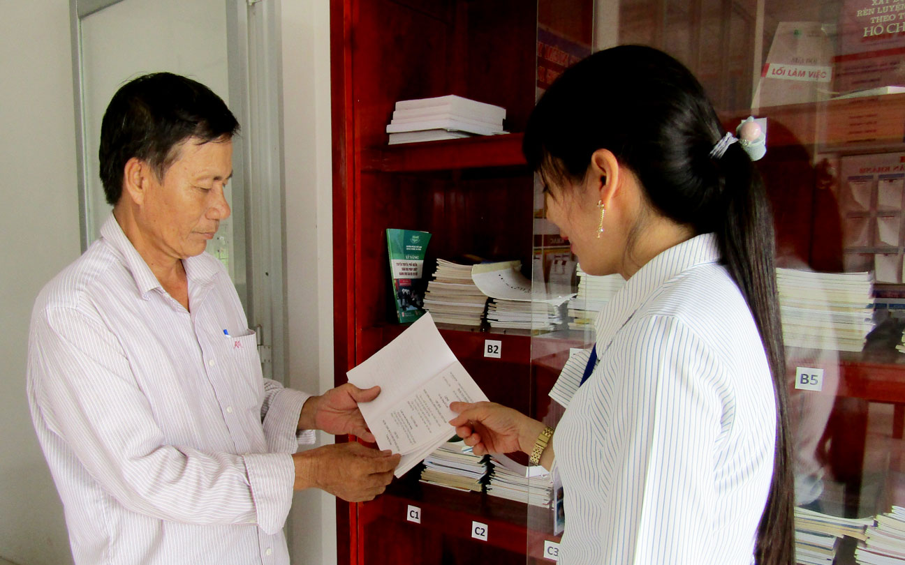 Phường Tân Khánh, TP.Tân An đưa pháp luật vào cuộc sống Tủ sách pháp luật được đặt tại Bộ phận Tiếp nhận và Trả kết quả của UBND phường, tạo điều thuận lợi cho người dân tìm hiểu, nghiên cứu