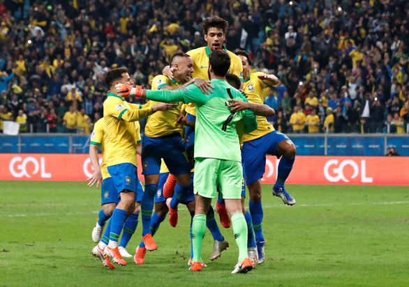 'Đấu súng' thắng Paraguay, Brazil giành vé vào bán kết