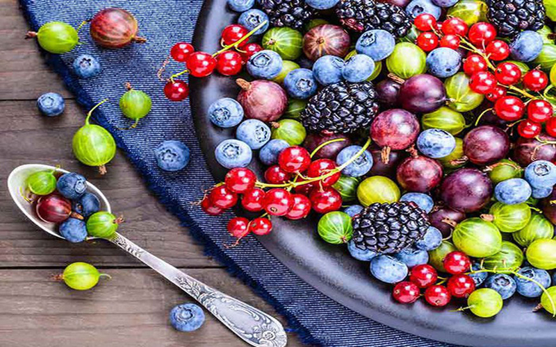 Các loại quả mọng: Dâu tây, quả việt quất… giàu chất chống oxy hóa và có thể ngăn ngừa bệnh ung thư. Ngoài ra, những loại quả mọng chứa ít đường so với các loại trái cây khác nên sẽ tốt cho sức khỏe hơn.