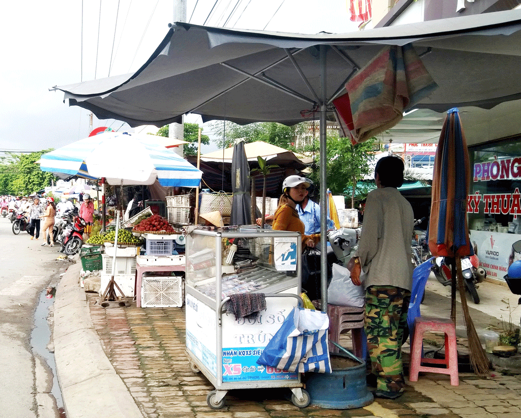 Lề đường trở thành nơi mua bán 