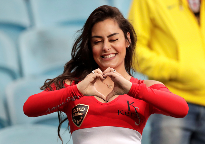 Larissa Riquelme nổi tiếng từ World Cup 2010 với vẻ đẹp bốc lửa trên khán đài