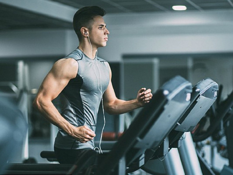 Tập thể dục quá nhiều: Điều này có thể làm giảm testosterone và số lượng tinh trùng. Đặc biệt, đạp xe thường xuyên có thể gây tổn thương tinh hoàn và tầng sinh môn, làm giảm số lượng tinh trùng khỏe mạnh.