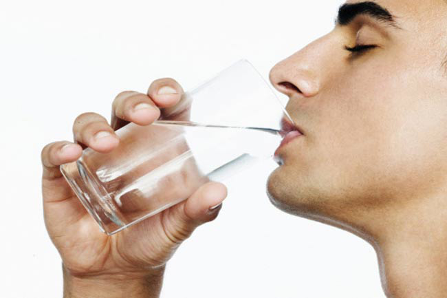Không uống đủ nước: Nước làm đầy các tế bào da, giúp da căng và sáng hơn. Khi cơ thể thiếu nước, da bạn sẽ dần khô đi. Hãy uống ít nhất 8 cốc nước mỗi ngày để giữ cho làn da khỏe mạnh.