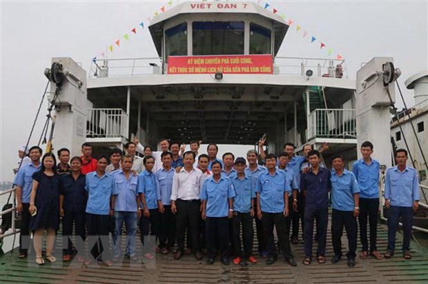Bến Phà Vàm Cống chính thức tạm dừng hoạt động sau gần 1 thế kỷ Tập thể cán bộ, công nhân lao động Bến phà Vàm Cống chụp hình kỷ niệm trên chuyến phà cuối cùng trước khi Bến phà Vàm Cống dừng hoạt động. (Ảnh: Công Mạo/TTXVN)