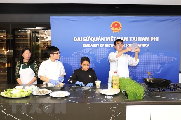 Trình diễn các công đoạn làm món nem cuốn và chè ngô cổ truyền do cán bộ Đại sứ quán Việt Nam thực hiện tại ASEAN Festival Day. (Ảnh: Phi Hùng/TTXVN)