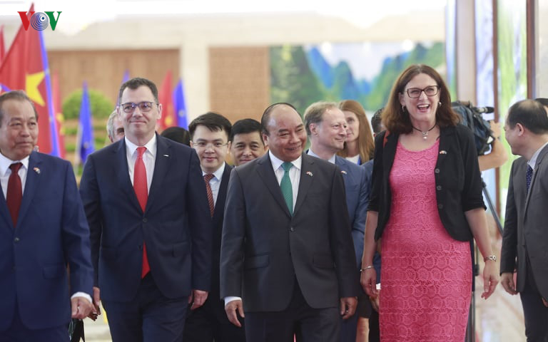 Thủ tướng Nguyễn Xuân Phúc cùng các nhà lãnh đạo EU bước vào Lễ ký kết.