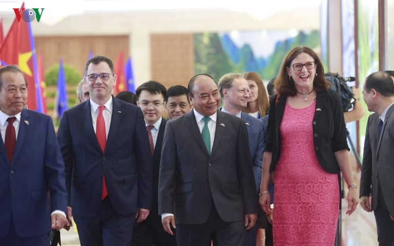 Chính thức ký EVFTA giữa Việt Nam và EU Thủ tướng Nguyễn Xuân Phúc cùng các nhà lãnh đạo EU bước vào Lễ ký kết.