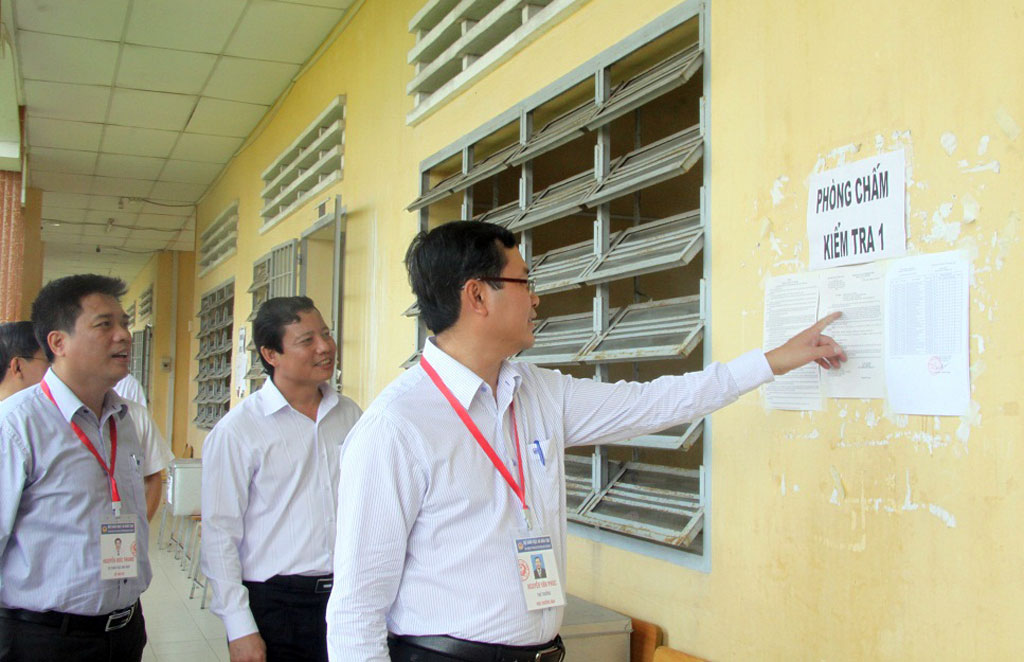 Thứ trưởng Bộ Giáo dục và Đào tạo - Nguyễn Văn Phúc kiểm tra công tác chấm thi tại Long An