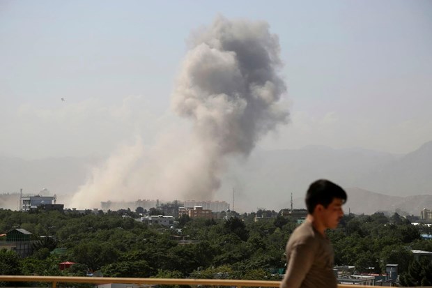 Cột khói sau vụ nổ lớn ở Kabul, Afghanistan, sáng 01/7. (Nguồn: AP)
