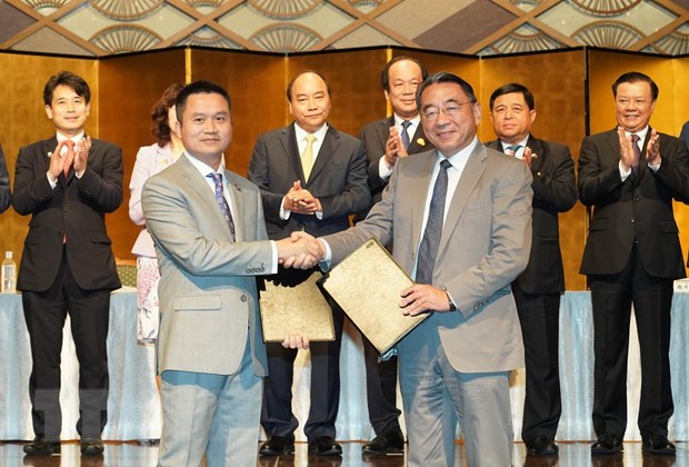 Thủ tướng Nguyễn Xuân Phúc chứng kiến Lễ ký kết một số văn kiện hợp tác và trao chứng nhận đầu tư giữa các công ty Việt Nam và Nhật Bản. (Ảnh: Thống Nhất/TTXVN)