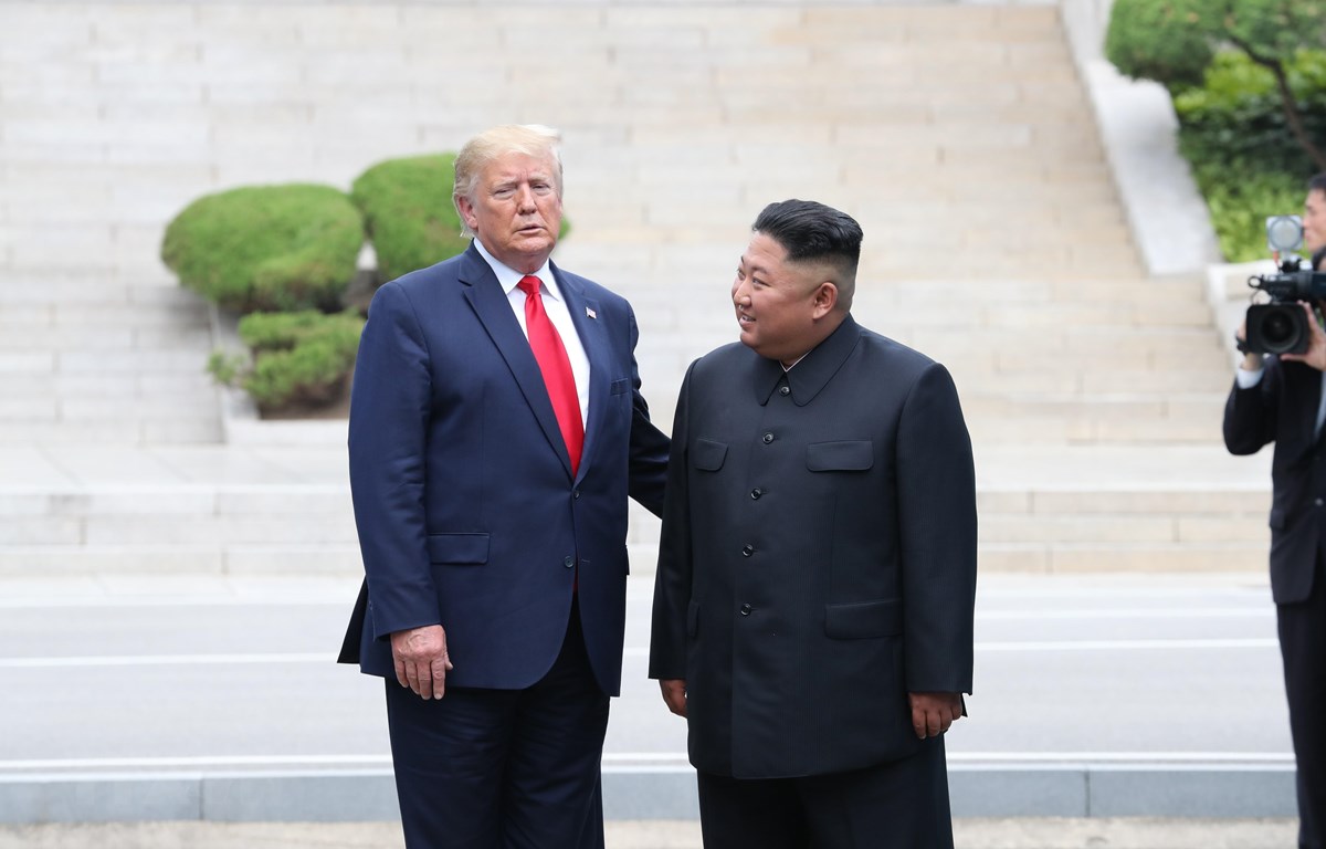 Tổng thống Mỹ Donald Trump (trái) và nhà lãnh đạo Triều Tiên Kim Jong-un trong cuộc gặp ở làng đình chiến Panmunjom tại Khu phi quân sự (DMZ) chiều 30/6/2019. (Nguồn: Yonhap/TTXVN)