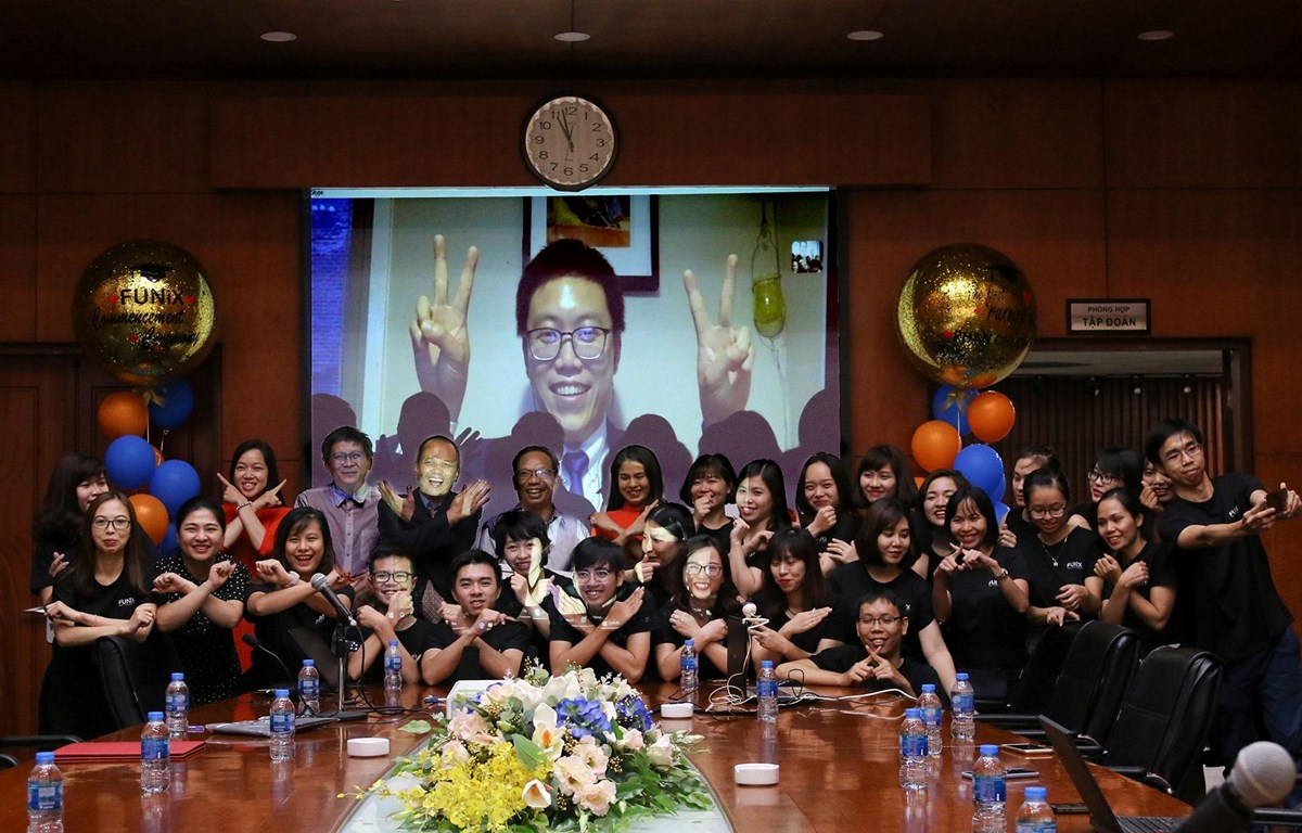 Sinh viên Việt Nam hoàn thành chương trình đại học trong 20 tháng Sinh viên Phan Lê Thanh Chương, đang sinh sống và làm việc tại Mỹ, chụp ảnh cùng sinh viên, cán bộ Đại học Trực tuyến FUNiX trong Lễ Trao bằng tốt nghiệp của mình. (Ảnh: PV/Vietnam+)