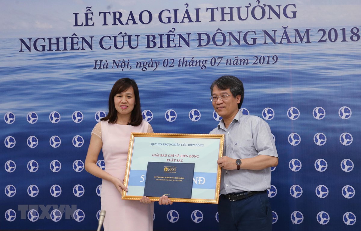 Lễ trao giải Báo chí xuất sắc về biển Đông năm 2018 cho nhóm tác giả Xuân Phong, Viết Tôn, Trần Thắng với tác phẩm 'Tướng Hoàng Kiền và kỳ tích đưa đất ra Trường Sa' (Báo Tin tức, Thông tấn xã Việt Nam). (Ảnh: Lâm Khánh/TTXVN)