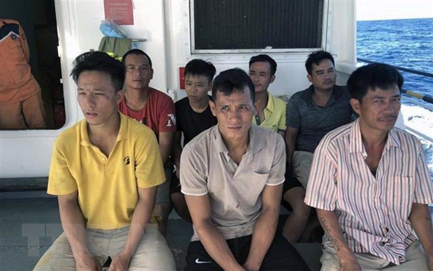 Quyết liệt tìm kiếm ngư dân bị chìm tàu ở khu vực biển Hải Phòng Các ngư dân được cứu hộ kịp thời, đã an toàn trên tàu. (Ảnh: Hoàng Ngọc/TTXVN)