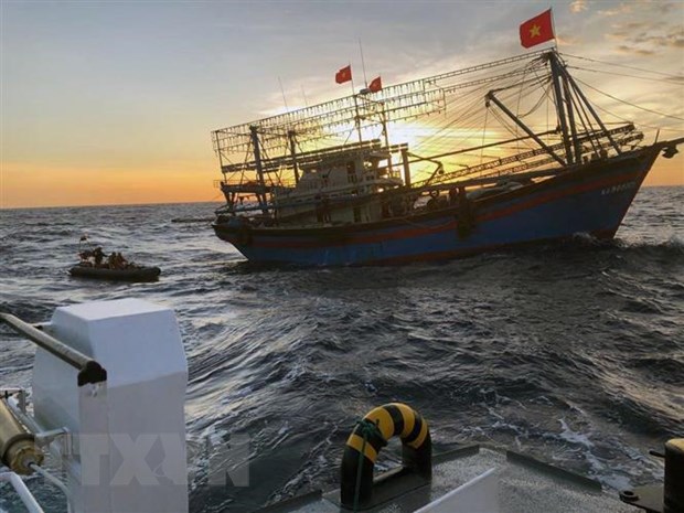 Quyết liệt tìm kiếm ngư dân bị chìm tàu ở khu vực biển Hải Phòng Các tàu cá phối hợp tìm kiếm cứu nạn. (Ảnh: Hoàng Ngọc/TTXVN)