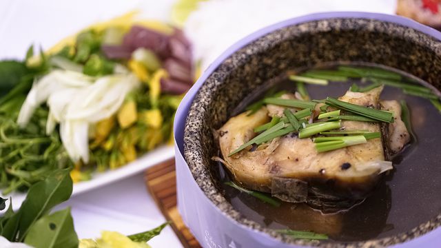 Món bún cá Cóc Vĩnh Long được nấu theo kiểu “kho lạt”, trong phần rau có bông điên điển rất thu hút thực khách