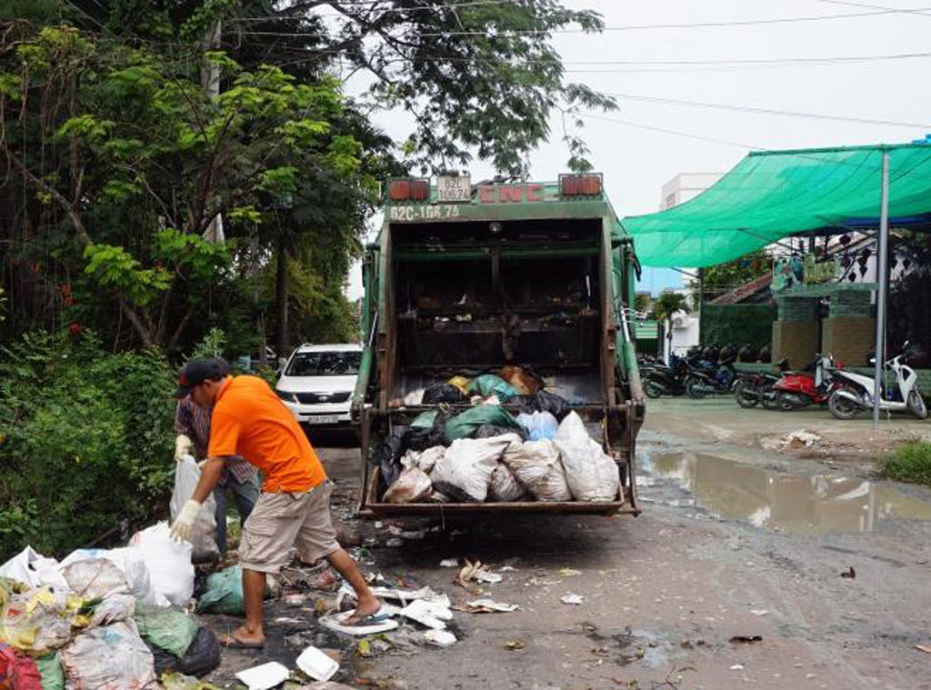 Công nhân Cty TNHH Môi trường Toàn Phát Sanh thu gom rác khu phố 3, thị trấn Đức Hòa.