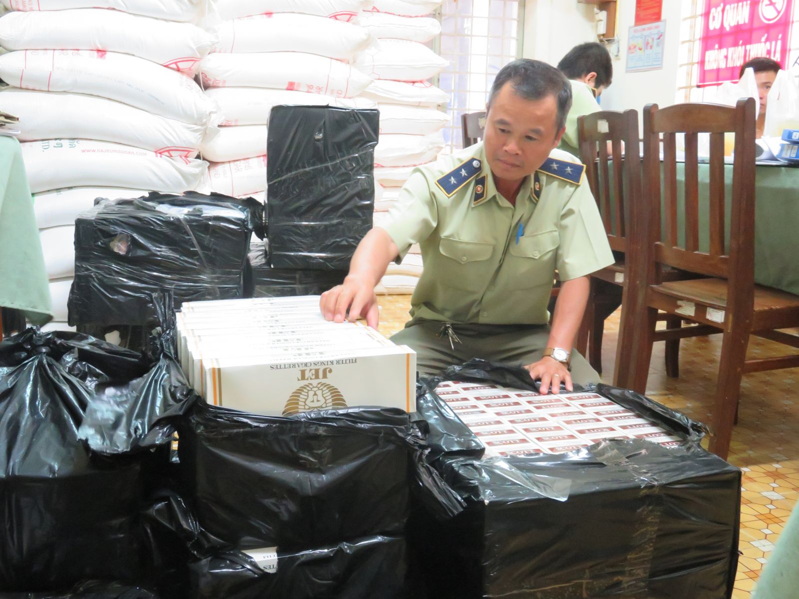 Long An: Đội Quản lý thị trường số 8 tiếp tục bắt giữ 5.400 gói thuốc lá ngoại nhập lậu