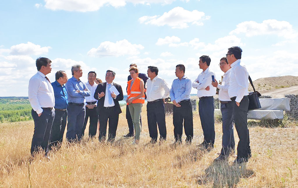 The delegation visits the Crobem waste treatment plant