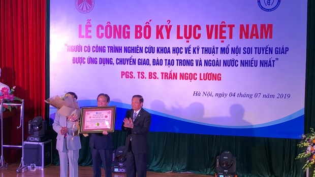 Tổ chức Kỷ lục Việt Nam (Vietkings) trao chứng nhận kỷ lục Việt Nam cho phó giáo sư Trần Ngọc Lương. (Ảnh: PV/Vietnam+)