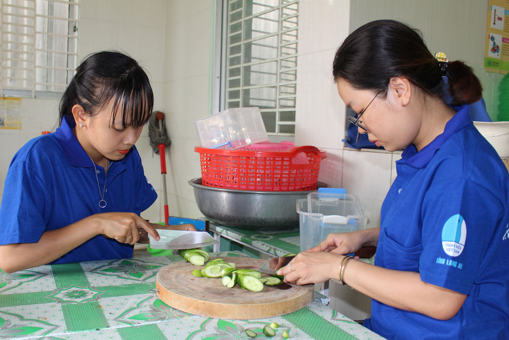 Nữ tình nguyện đảm nhận vai trò nấu ăn