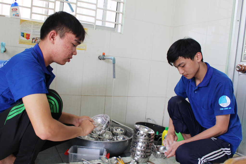 Nam tình nguyện có nhiệm vụ rửa chén sau ăn