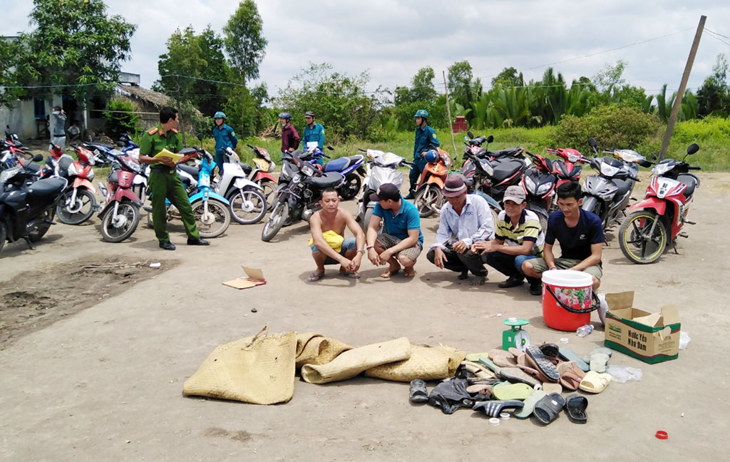 Công an huyện Cần Giuộc triệt phá sới bạc tại chòi canh tôm với gần 30 người tham gia