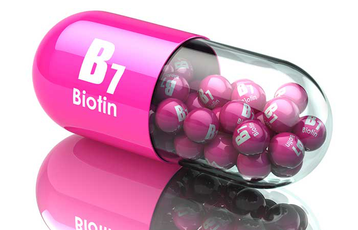 Biotin, hay Vitamin H, là vitamin thiết yếu cho sự phát triển của tóc. Đây cũng là loại thực phẩm chức năng phổ biến nhất giúp chống rụng tóc do rối loạn tuyến giáp. Có mối liên hệ trực tiếp giữa mức độ biotin thấp với tình trạng rụng tóc.