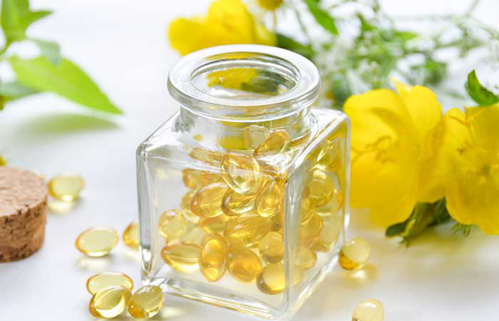 Tinh dầu hoa anh thảo chứa các axit gamma-linoleic (GLA) - một loại axit béo omega-6 giúp tăng cường độ chắc khỏe của máu tóc. Tinh dầu hoa anh thảo giúp ngăn ngừa chuyển hóa testosterone sang DHT, ngăn ngừa rụng tóc. Bạn có thể sử dụng trực tiếp tinh dầu hoa anh thảo trên da đầu hoặc uống liều dùng 500mg hai lần mỗi ngày.