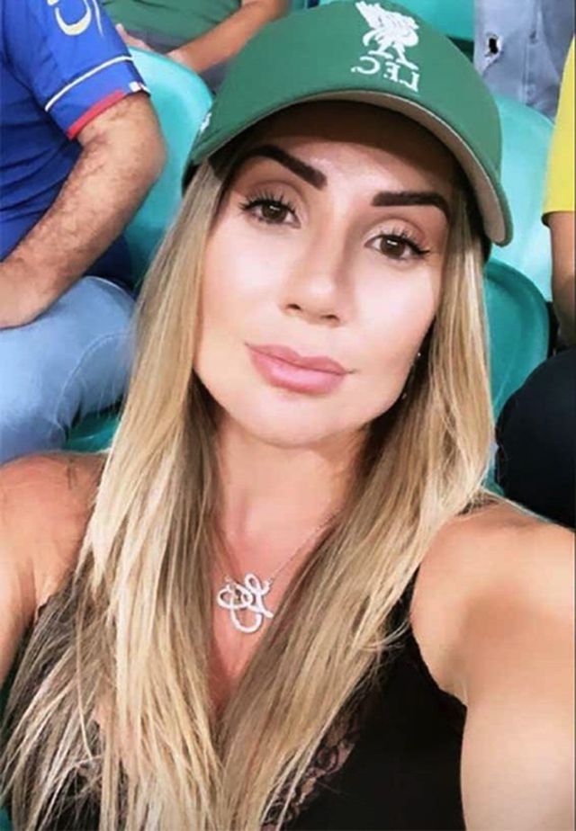Larissa Pereira cũng đã khiến các cổ động viên xứ sở samba nức lòng khi khoe một bức hình đang cổ vũ trên khán đài và điều đáng nói là cô nàng không quên đội một chiếc mũ xanh in logo của Liverpool, câu lạc bộ mà ông xã Firmino đang thi đấu.