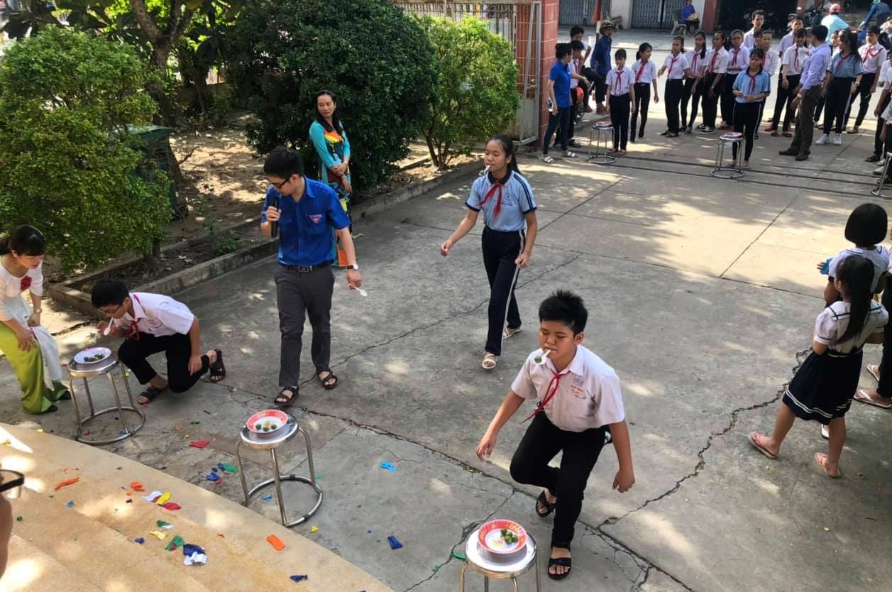 Đoàn thanh niên thị trấn Tân Trụ tổ chức chơi trò chơi dân gian cho các em học sinh.