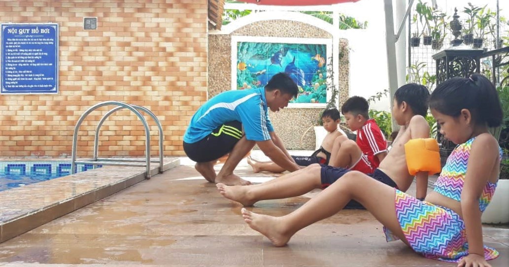 Lớp dạy bơi miễn phí của Đoàn thanh niên phường 5, Tp.Tân An.