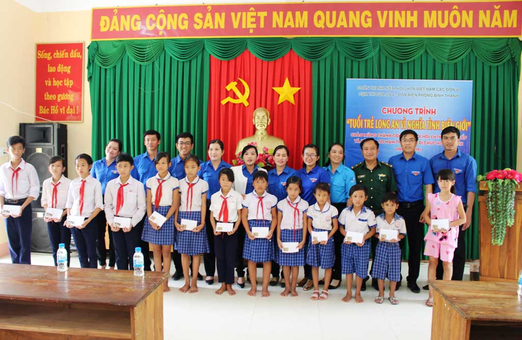 Đồn Biên phòng Bình Thạnh phối hợp Đoàn Thanh niên, Hội Liên hiệp Thanh niên Việt Nam Cụm thi đua số 2 trực thuộc Tỉnh đoàn tặng quà học sinh khu vực biên giới