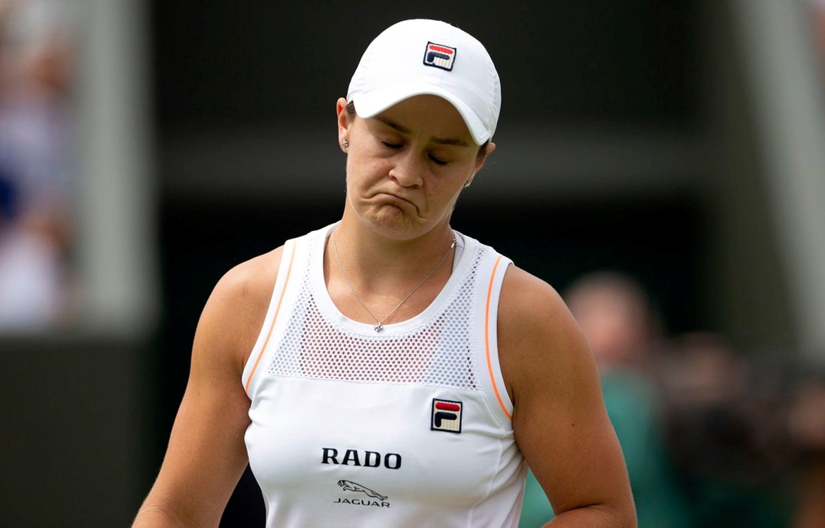 Ashleigh Barty chia tay Wimbledon 2019. (Nguồn: Guardian)