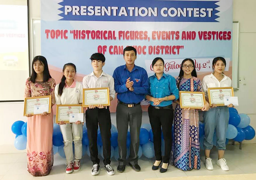Trao thưởng cho các thí sinh đoạt giải trong Hội thi Thuyết minh về các khu di tích lịch sử địa phương bằng tiếng Anh