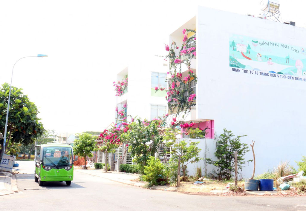 Long An issues over 14,000 land use right certificates to resettled people Long An Department of Natural Resources and Environment informed that the province has granted 14,262 certificates of land use rights to resettled people up to now.