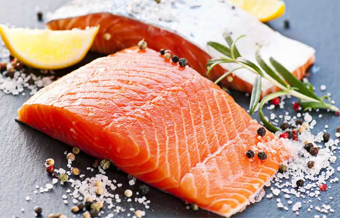 Cá hồi tự nhiên rất giàu axit béo omega-3 và là một trong những loại cá tốt nhất trong thực đơn giảm cân. Cá hồi tự nhiên giàu vitamin A, folate, niacin, vitamin B12, can-xi, ma-giê, phốt pho và lean protein (chất nạc). Mỗi 3 oz (tương đương 85 gram) cá hồi, bạn chỉ nạp vào 175 calo.