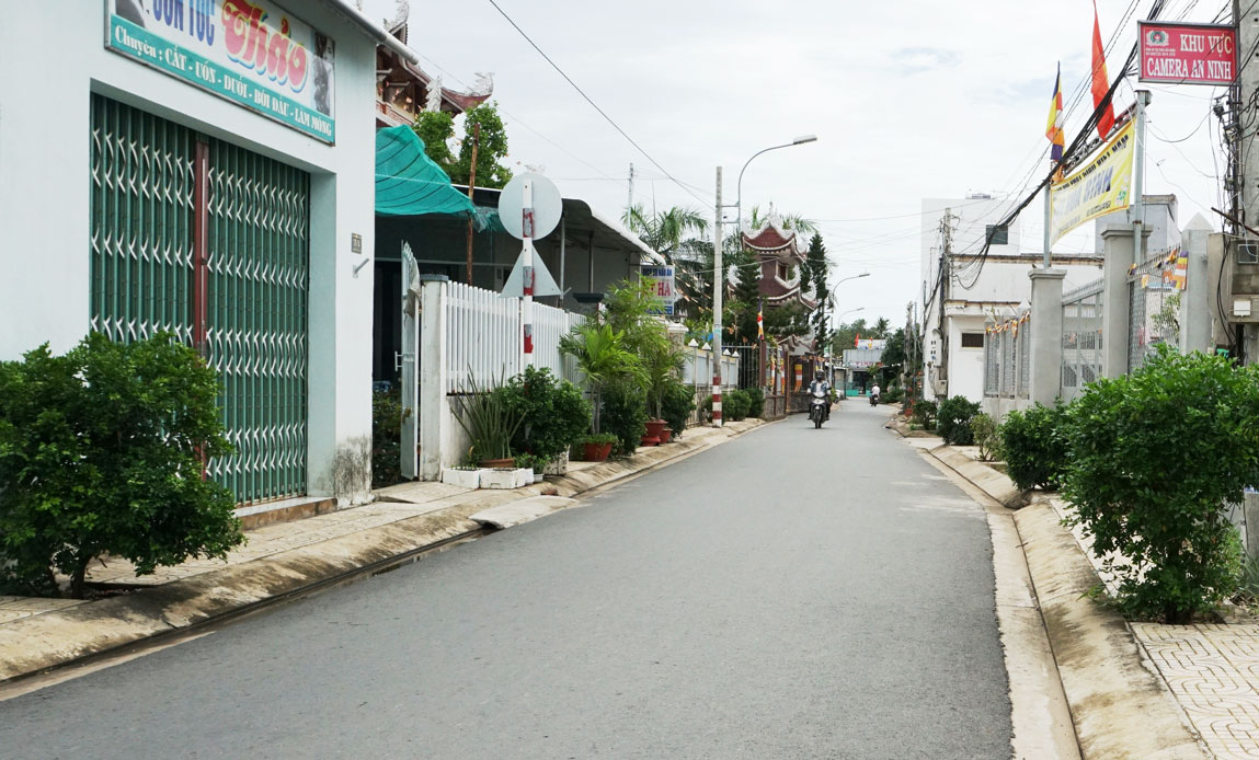 Thực hiện các phong trào thi đua, thị trấn Cần Giuộc, huyện Cần Giuộc vận động người dân chung tay xây dựng đường giao thông và lắp đặt camera an ninh