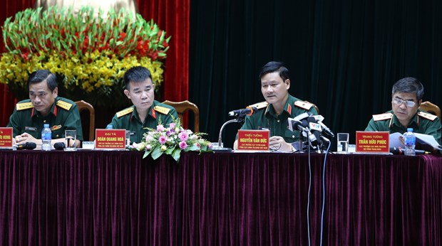 Thiếu tướng Nguyễn Văn Đức, Cục trưởng Cục Tuyên huấn - Tổng cục Chính trị QĐND Việt Nam trả lời câu hỏi của phóng viên từ các cơ quan báo chí. (Ảnh: Dương Giang/TTXVN)