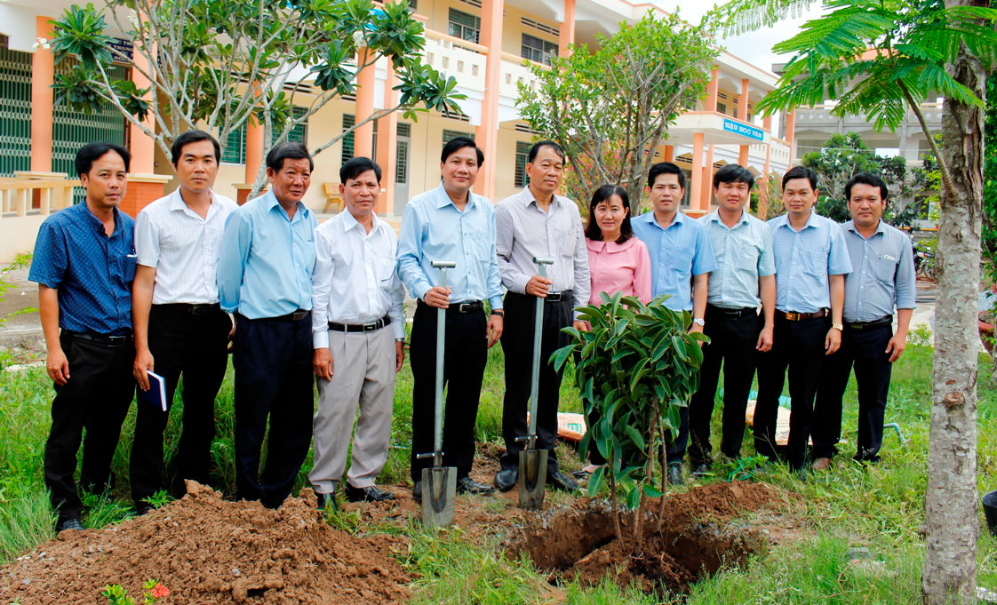 Bí thư Huyện ủy Cần Đước (thứ 5, trái qua) - Nguyễn Việt Cường cùng cán bộ trồng cây, góp phần tạo cảnh quan môi trường