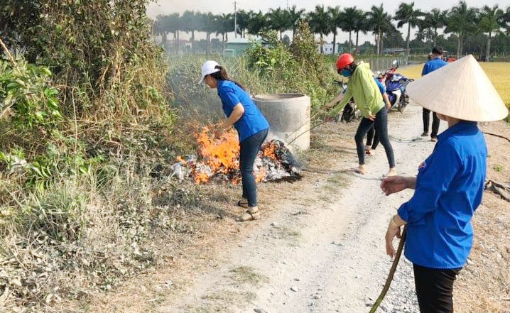 Đoàn viên, thanh niên thị trấn Tân Trụ thường ra quân dọn vệ sinh, phát quang bụi rậm các tuyến đường trên địa bàn