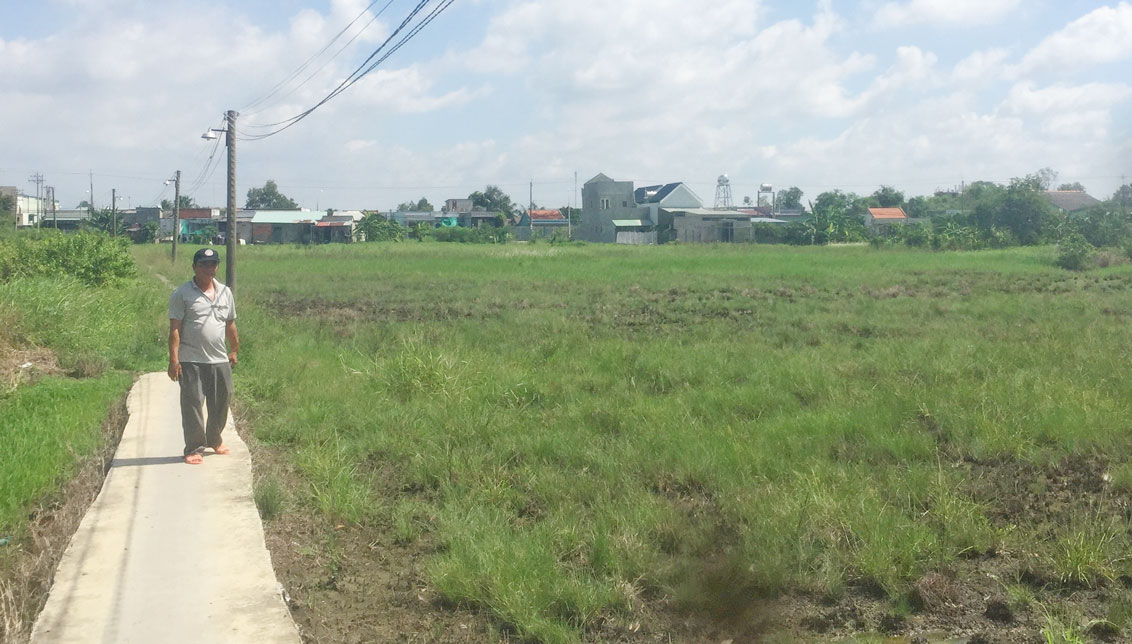 Long Hòa: Người dân bức xúc vì dự án “treo”, chậm triển khai Dự án khu dân cư thu nhập thấp với diện tích gần 10 ha chậm triển khai thực hiện, cây cỏ mọc um tùm, đồng ruộng bị bỏ hoang