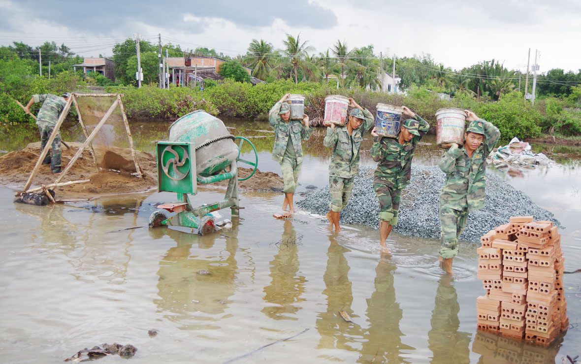 Mùa mưa trên công trình Dù công việc nặng nhọc, vất vả nhưng những người lính công binh luôn nêu cao tinh thần trách nhiệm, hoàn thành tốt nhiệm vụ