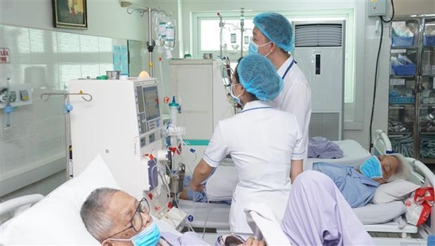 Nhân viên y tế, kỹ thuật viên của Khoa Thận nhân tạo, Bệnh viện Thống Nhất Thành phố Hồ Chí Minh vận hành hệ thống lọc máu nhân tạo. (Ảnh: Đinh Hằng/TTXVN)