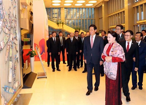 Chủ tịch Quốc hội Nguyễn Thị Kim Ngân và Chủ tịch Nhân đại Trung Quốc Lật Chiến Thư xem triển lãm ảnh đất nước, con người, văn hóa Việt Nam. (Ảnh: Trọng Đức/TTXVN)