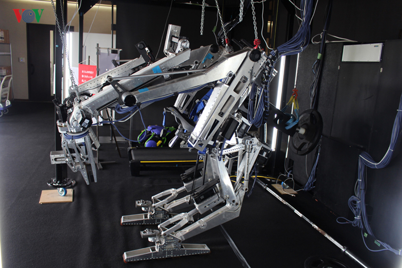 Một loại robot nâng hàng được trưng bày tại triển lãm