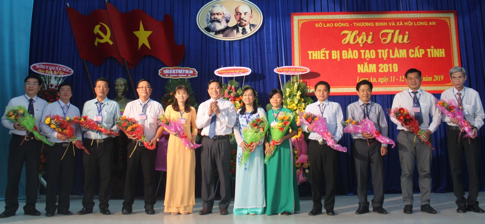 Vice Chairman of Long An Provincial People's Committee - Pham Tan Hoa presented flowers to the contest jury