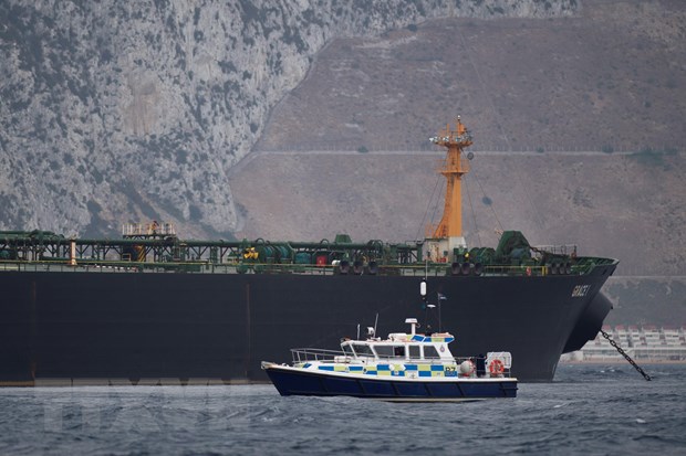 Tàu của cảnh sát Anh (phía trước) tuần tra gần tàu chở dầu Grace I của Iran ở ngoài khơi vùng lãnh thổ Gibraltar ngày 6/7/2019. (Nguồn: AFP/TTXVN)