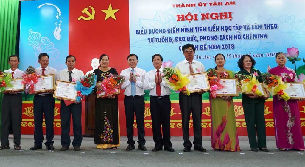 Đại diện lãnh đạo xã, Bí thư  Đảng ủy - Mai Thanh Trúc (thứ 2, trái qua) nhận giấy khen của UBND thành phố về thực hiện Chỉ thị 05 chuyên đề năm 2018