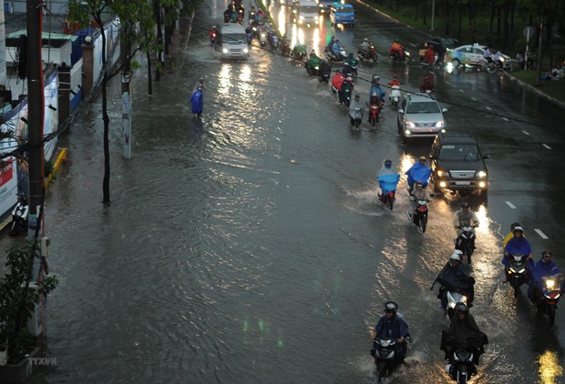 Cảnh đường phố ngập nước ở Thành phố Hồ Chí Minh. (Ảnh: Xuân Dự/TTXVN)